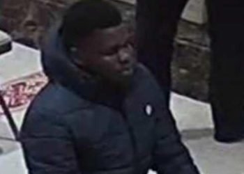 İngiltere polisi caminin önünde 82 yaşındaki adamı ateşe veren zanlıyı arıyor