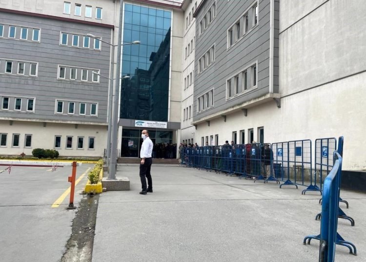 İstanbul’da SGK binaları önünde uzun EYT kuyruğu