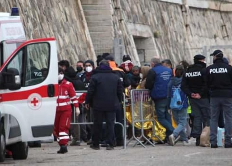 İtalya açıklarında binden fazla göçmen kurtarıldı