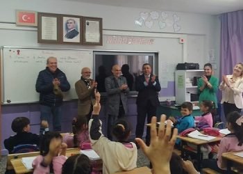 İzmir Fenerbahçeliler Derneği’nden bin 500 öğrenciye bayramlık kıyafet!