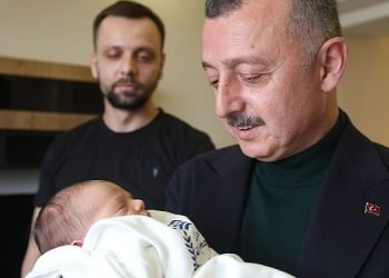 Kaan bebeğin kulağına ilk ezanı Başkan Büyükakın okudu