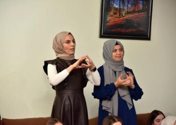 Kartepeli çocuklar işaret diliyle tanıştı