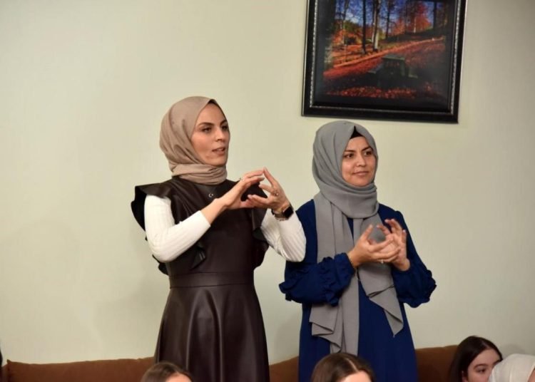 Kartepeli çocuklar işaret diliyle tanıştı