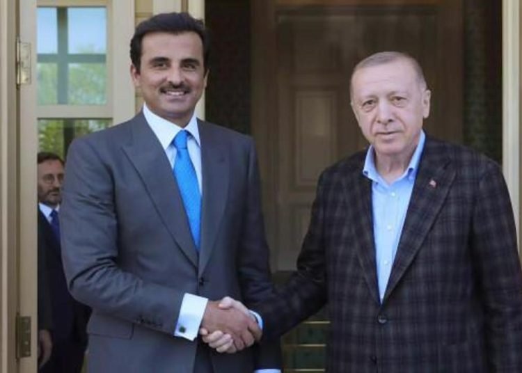 Katar Emiri’nden tüm dünyaya Türkiye çağrısı