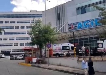 Kız kardeşlerine küfür edildiği iddiasıyla okul çıkışı 2 kişiyi bıçakladılar
