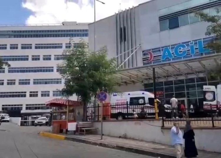 Kız kardeşlerine küfür edildiği iddiasıyla okul çıkışı 2 kişiyi bıçakladılar