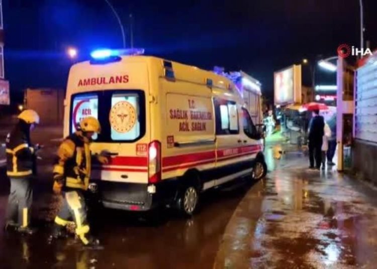 Kontrolden çıkan servis midibüsü binaya çarpıp yan yatarak durabildi