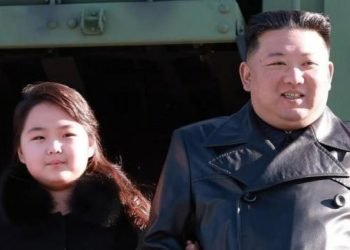 Kuzey Kore topçu birliklerinden atış tatbikatı: Kim Jong kızıyla izledi