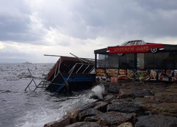 Lodos, balık ekmek teknesini devirdi