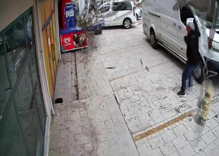 Lodosun devirdiği tabelalardan canını son anda kurtardı, o anlar kameraya yansıdı