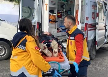 Okula giden lise öğrencisine otomobil çarptı