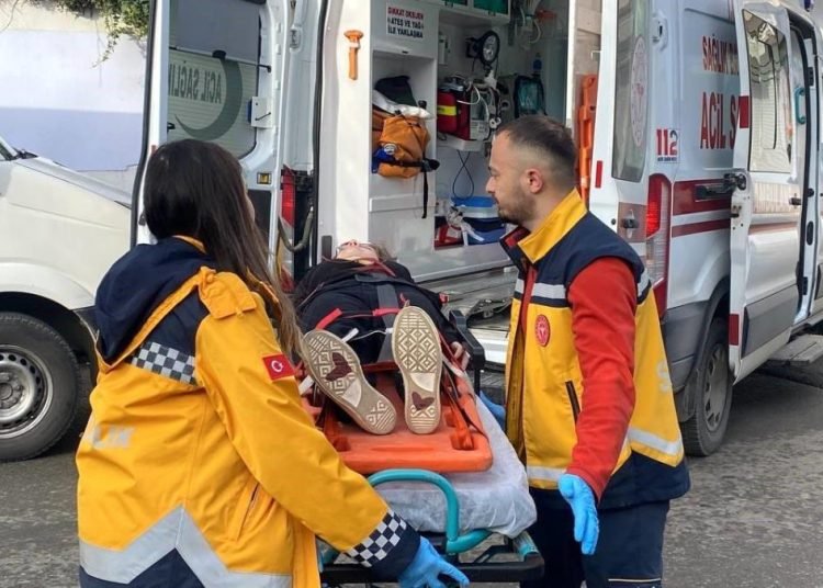 Okula giden lise öğrencisine otomobil çarptı