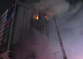 Pakistan’da 16 katlı binada yangın