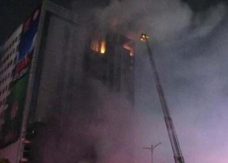 Pakistan’da 16 katlı binada yangın
