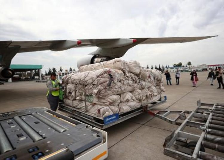 Pakistan’dan deprem bölgesine çadır taşıyan ikinci uçak Adana’da