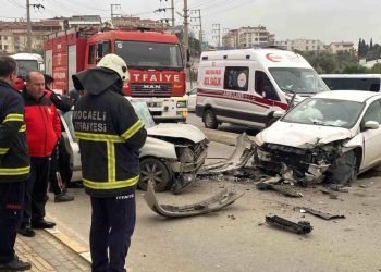 Refüjden atlayıp karşıdan gelen otomobille çarpıştı: 2 yaralı