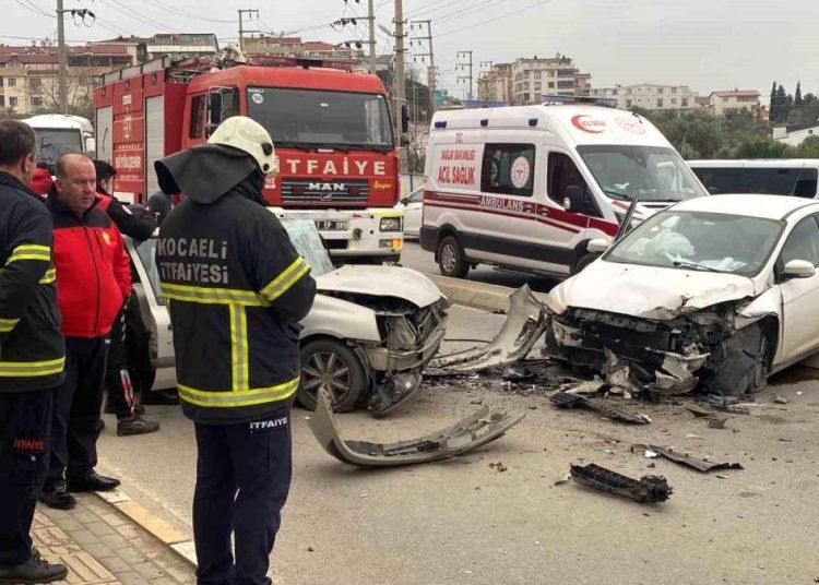 Refüjden atlayıp karşıdan gelen otomobille çarpıştı: 2 yaralı