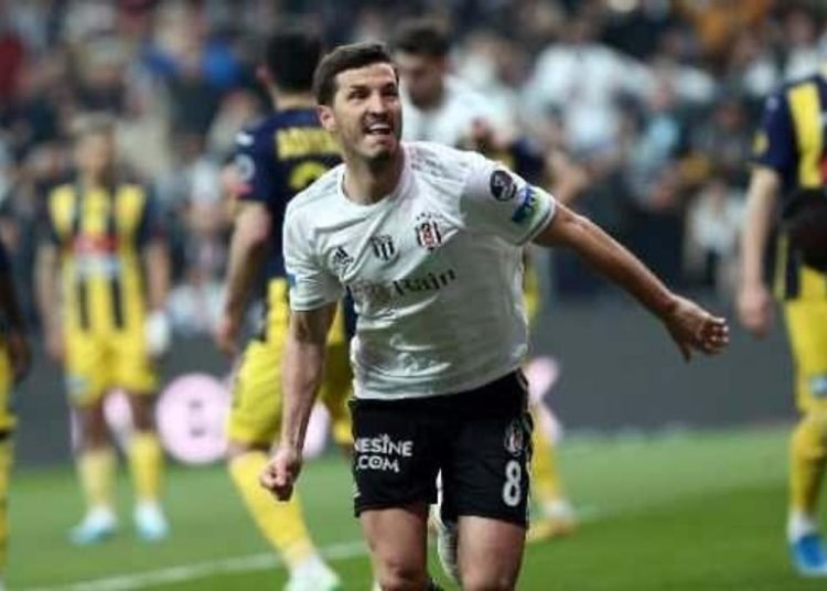 Salih Uçan’dan parmak ısırtan performans