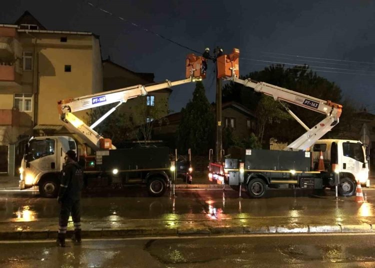 Seyir halinde dorsesi açılan kamyon elektrik tellerini devirdi, vatandaşlar deprem sanıp sokağa döküldü