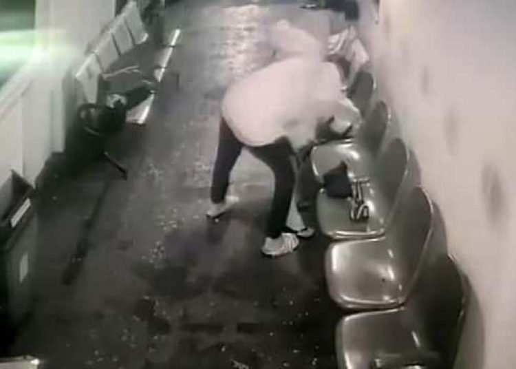 Şok görüntüler: Eşini feribottan denize attı