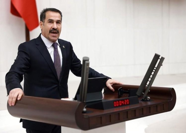 Türkkan’ın ‘cami projesinin kaldırıldığı’ iddiasını ruhsat ve belgelerle yalanladı