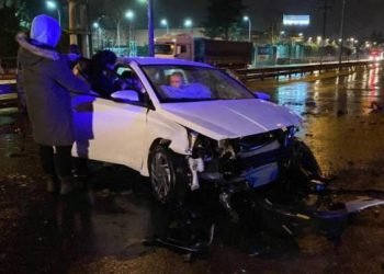 Yol çalışması olan bölgede otomobiliyle beton bariyerlere çarptı: 2 yaralı
