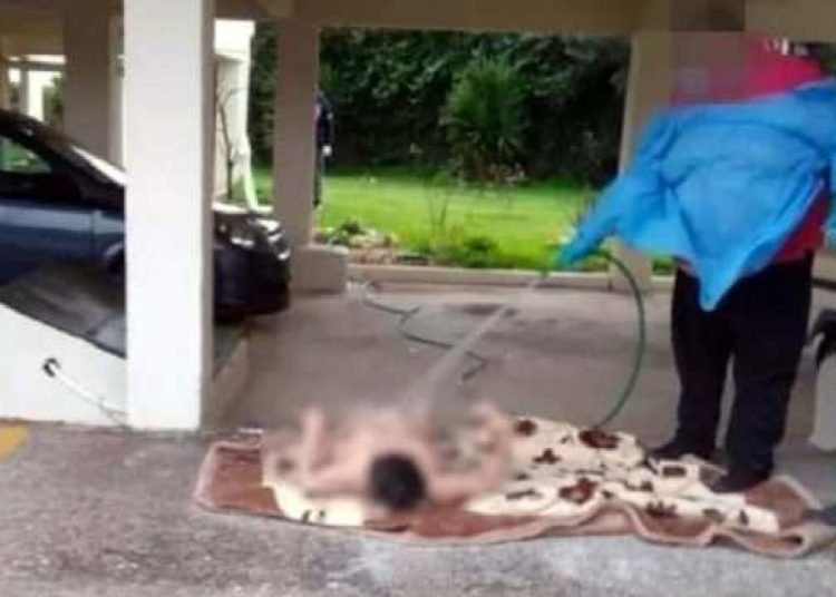 Yunanistan’ı ayağa kaldıran görüntü: Yaşlı kadını soyup hortumla yıkadılar