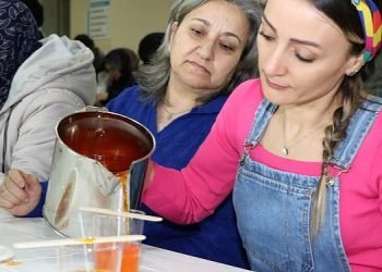 Anne Şehir’den kokulu mum yapımı