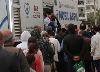 Antalya Büyükşehir mahallelere sıcak yemek ulaştırmaya devam ediyor