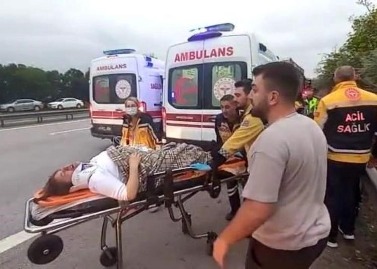 Bayram tatili için yola çıkan minibüs TEM’de devrildi: 13 yaralı