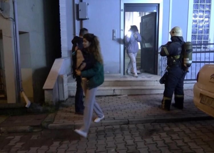 Elektrik panosundan çıkan yangın mahalleliyi sokağa döktü