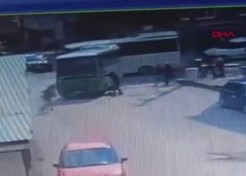 HALK OTOBÜSÜNÜN ANNE VE OĞLUNA YAYA GEÇİDİNDE ÇARPTIĞI ANLAR KAMERADA