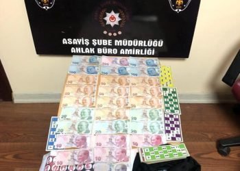 İş yerinde kumar oynatırken yakalandı, toplanan bin 365 TL’ye el konuldu
