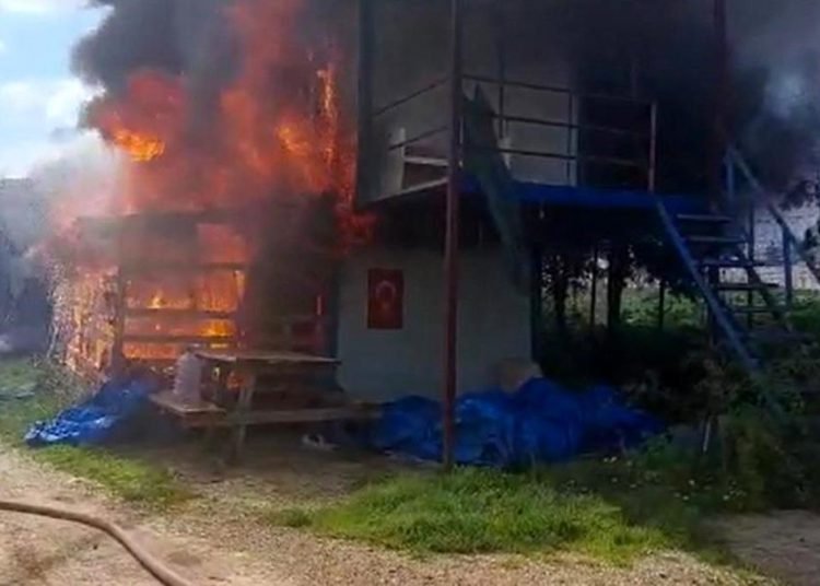 İşçilerin kaldığı konteyner alevlere teslim oldu