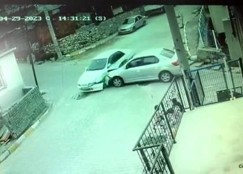 Kazada otomobil yokuştan aşağı savrularak bina duvarına çarptı