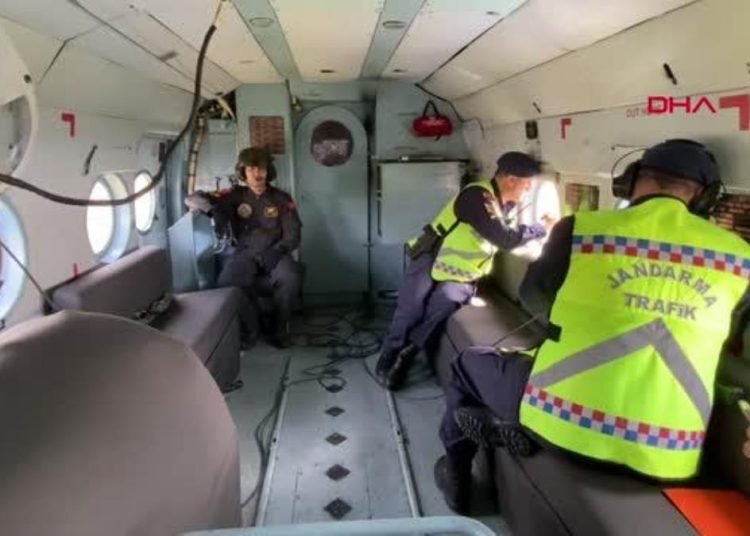 KOCAELİ’DE JANDARMADAN HELİKOPTERLİ TRAFİK DENETİMİ