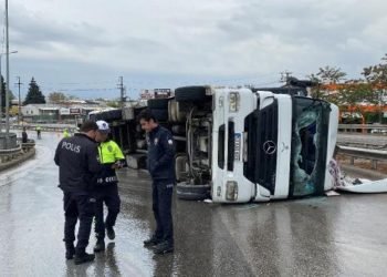 Kocaeli’de TIR devrildi: Sürücü yaralandı, yol trafiğe kapandı