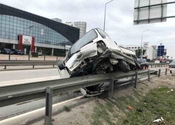 Kontrolden çıkan kamyonet bariyerlere çarparak durabildi