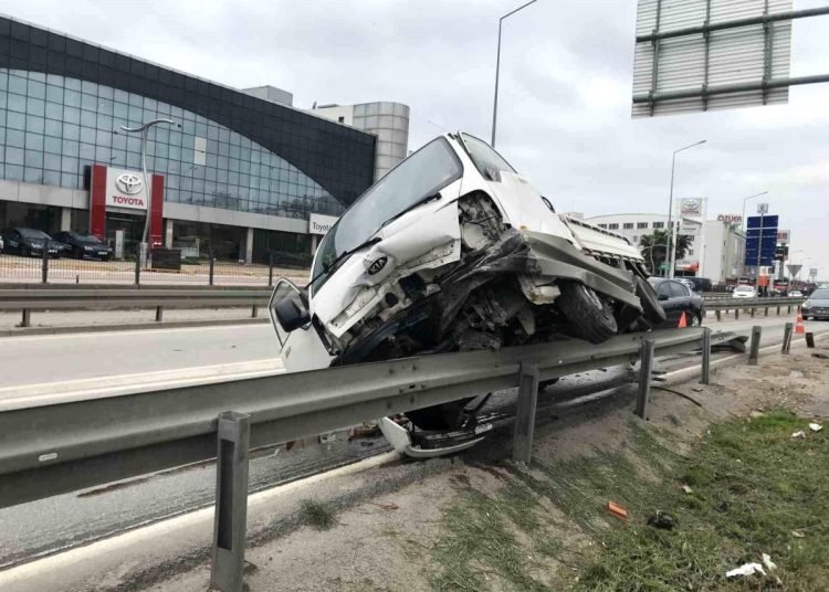Kontrolden çıkan kamyonet bariyerlere çarparak durabildi