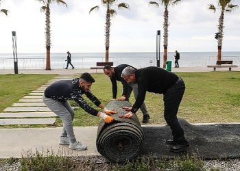 Konyaaltı Sahili’nde yürüyüş yolları yenileniyor