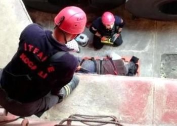 Limanda iş kazası geçiren işçiyi itfaiye erleri çıkardı