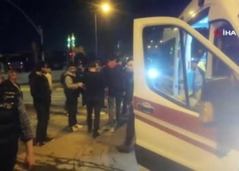 Otomobil alev aldı, sürücü akaryakıt istasyonu çalışanları kurtardı