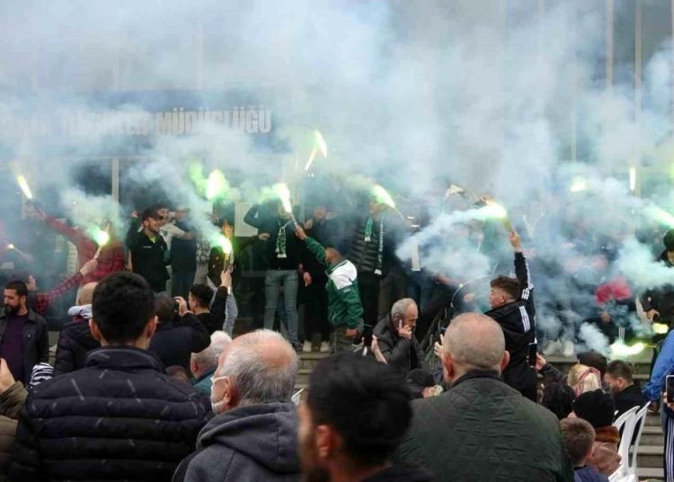 Taraftar yasağında kent merkezini stadyuma çevirdiler
