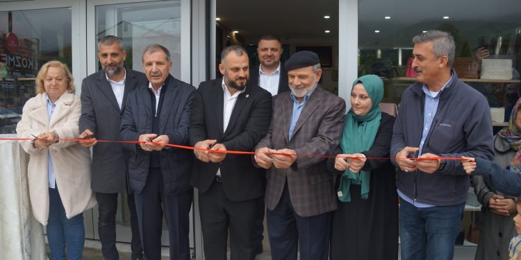 Es Kozmetik Mağazasının Maşukiye’deki Açılışına Yoğun İlgi.