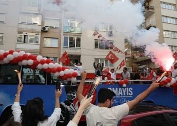 Bayraklı ‘Atatürk’te’ birleşti – Sokak sokak 19 Mayıs coşkusu!