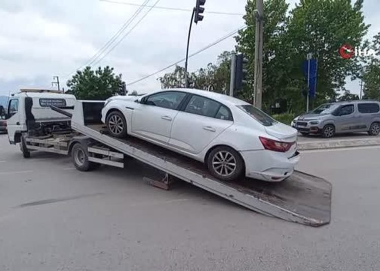 Hatalı U dönüşü kazayı beraberinde getirdi: 1’i çocuk 2 yaralı
