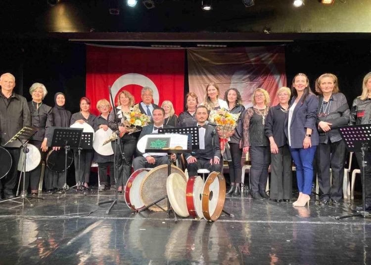 İZMEK kursiyerlerinden yıl sonu gösterisi