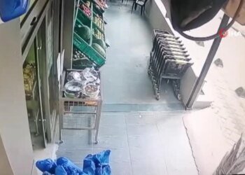 Kontrolden çıkan motosiklet alışveriş merkezine böyle daldı