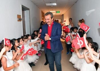 Kreş öğrencilerinin mezuniyet sevinci