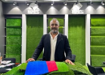 REAL MADRİD, BARÇA, LIVERPOOL, AJAX GİBİ DÜNYA DEVLERİNİN SUNİ ÇİMLERİNİ YAPAN GAZİANTEPLİ ÇILGIN TÜRK